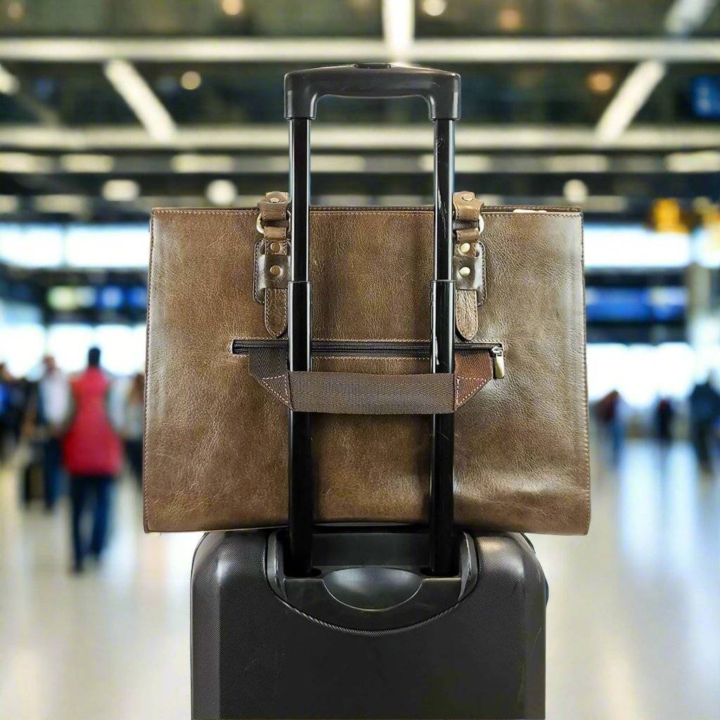 The Signature 17" Bag, Oakwood